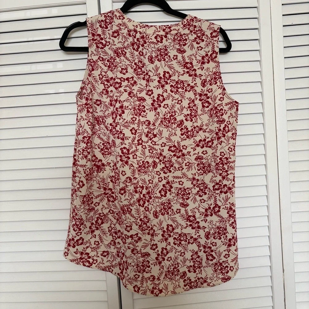 Chic Floral Sleeveless Blouse - Red on Cream - Picture 4 of 4